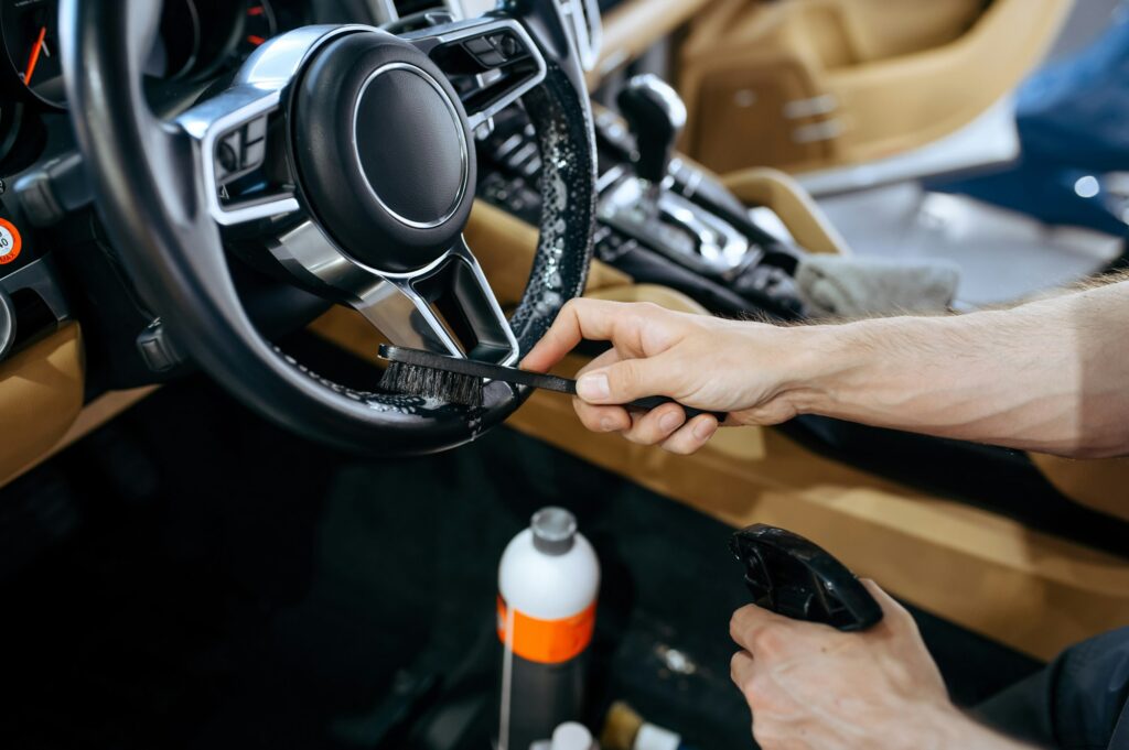 Cómo limpiar adecuadamente techos de tela o lona en autos convertibles